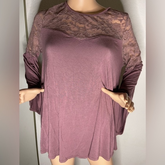 𝅺torrid size 1 Super Soft Lace Inset Bell Sleeve Top - Picture 2 of 6